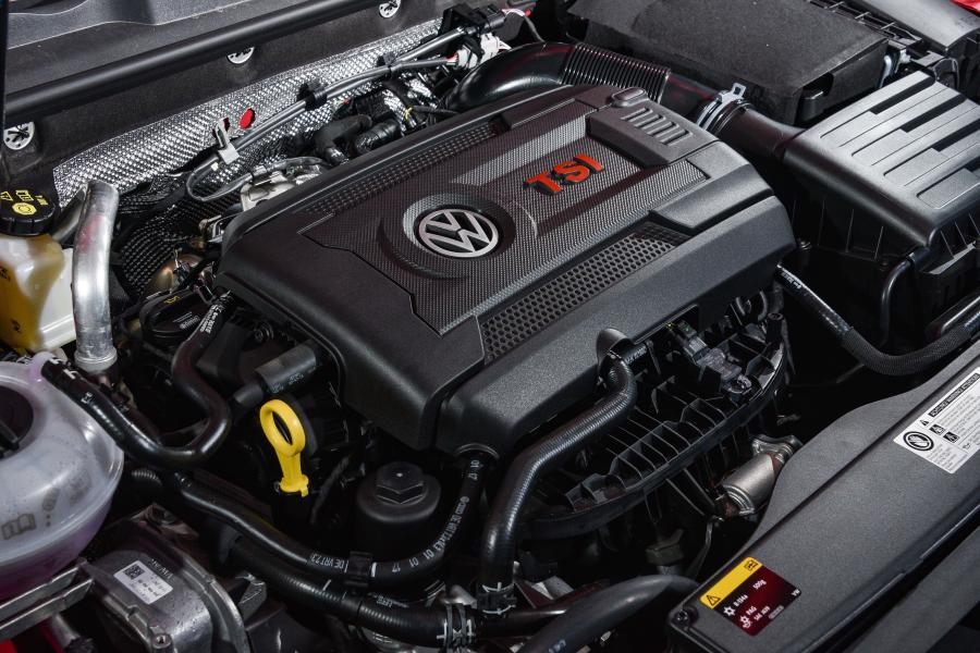 Моторный отсек Volkswagen Golf GTI 5-Door 2017 года  (ZA) (фото 7 из 18)